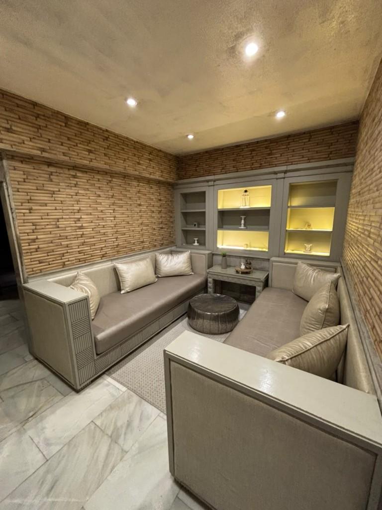 Espace de détente avec murs en bambou et banquettes, Victoria Luxury Spa Tanger
