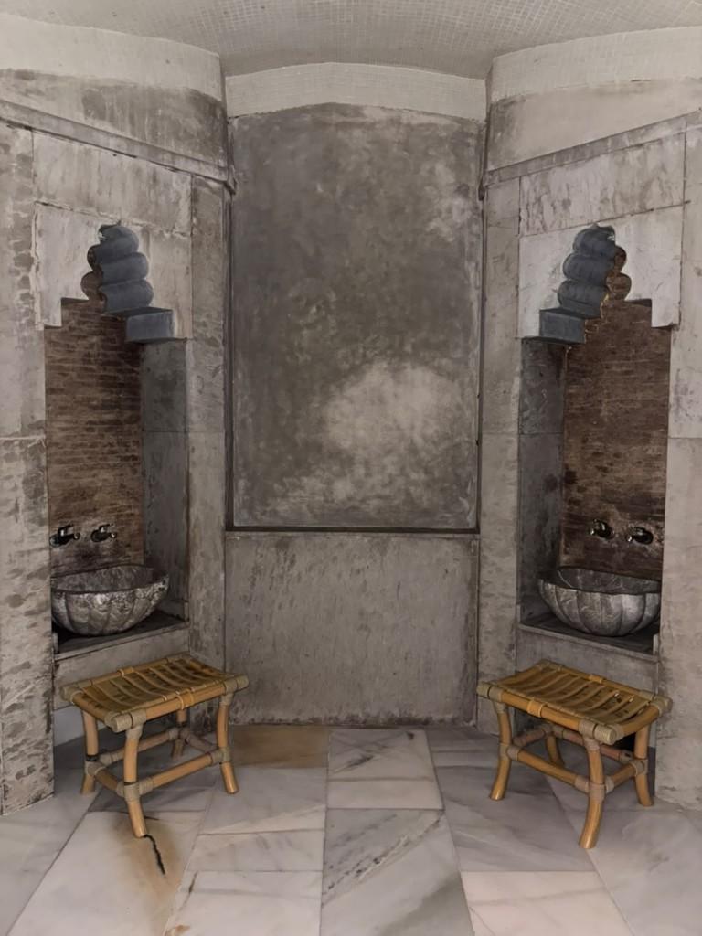 Hammam traditionnel avec vasques en pierre et tabourets, Victoria Luxury Spa