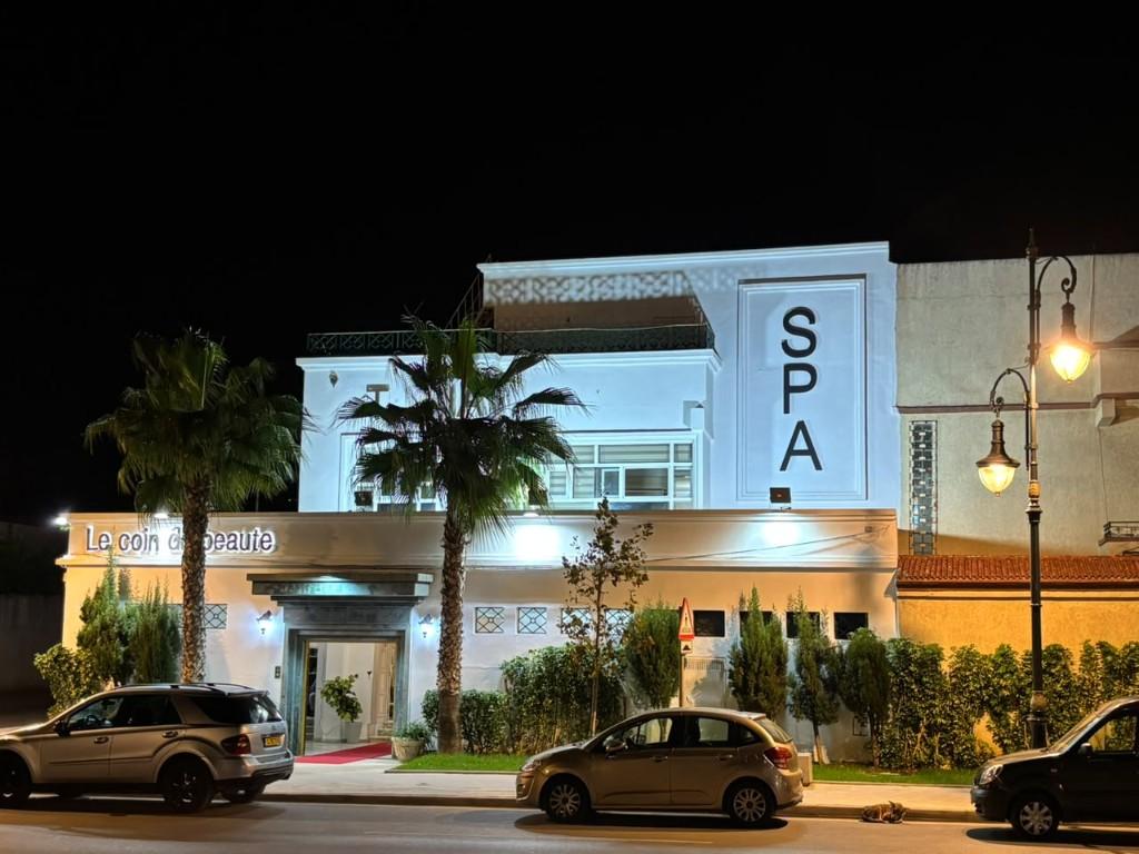 Façade du Victoria Luxury Spa à Tanger de nuit, éclairage et enseignes