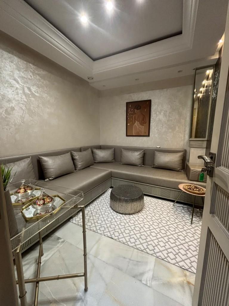 Salon en marbre avec banquettes et table basse, Victoria Luxury Spa Tanger