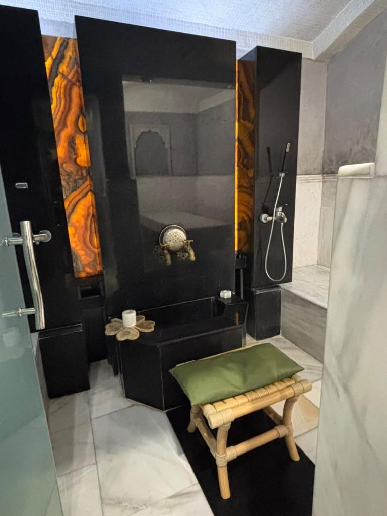 Hammam luxueux, marbre noir et onyx rétroéclairé, Victoria Luxury Spa