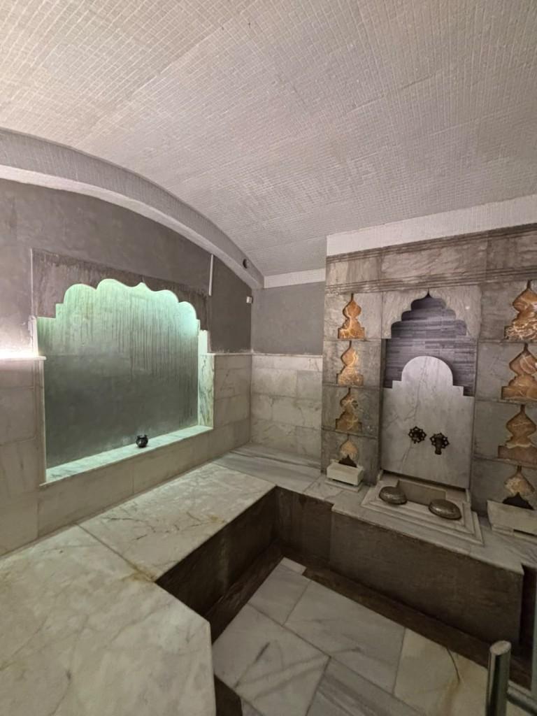 Hammam en marbre blanc avec fontaine sculptée, Victoria Luxury Spa Tanger