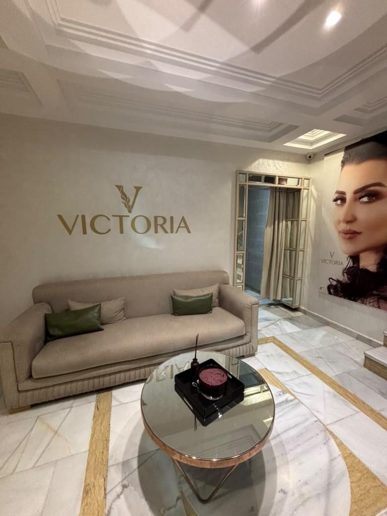 Accueil du spa avec canapé crème et logo Victoria, Tanger