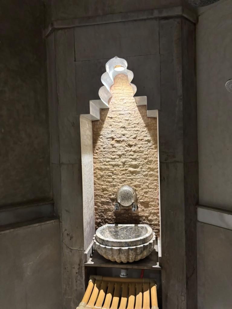 Vasque en marbre dans une alcôve en pierre, Victoria Luxury Spa